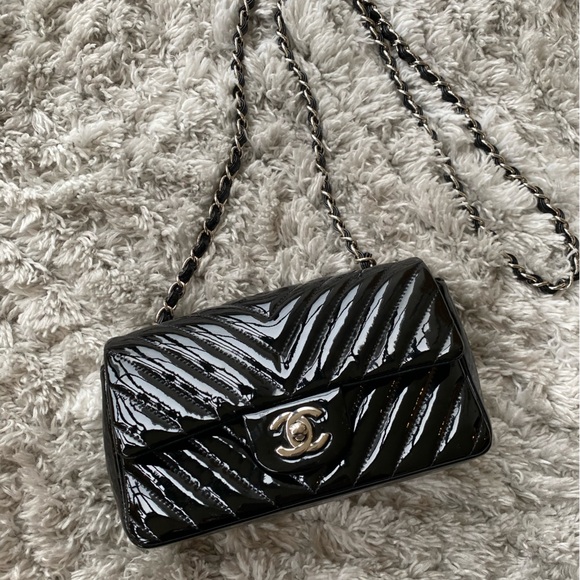 Authentic Quilted chanel mini Black patent leather - Picture 2 of 10